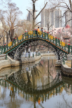 哈尔滨兆麟公园的拱桥