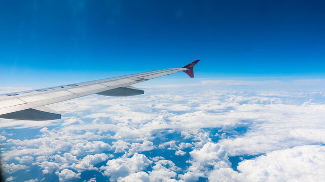 飞机舷窗外蓝天云海