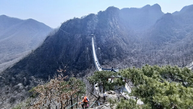 去凤凰山情人桥的下山人