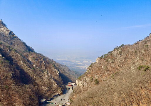 远眺凤凰山山荫城大门