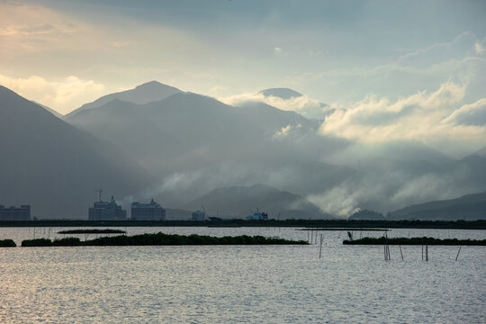 远方的山川丘陵起伏地形