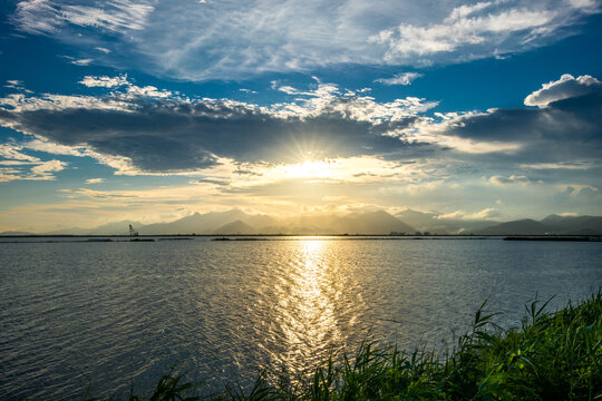 远方的山川丘陵起伏地形