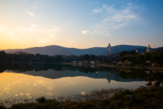 夕阳下的无锡灵山胜境