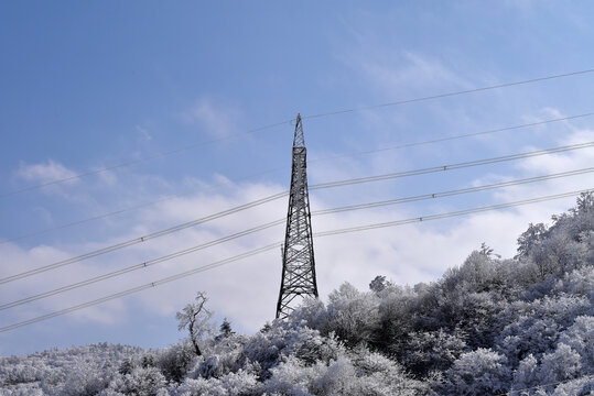 高压铁塔雪景