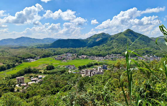 陆川谢鲁山庄远眺谢鲁村