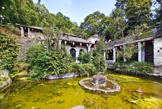 陆川谢鲁山庄山环水抱处荷包塘