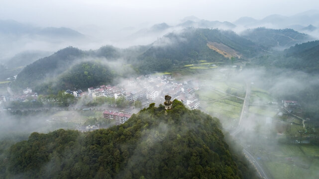 雨后山村风光