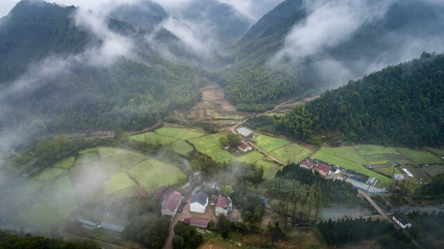 雨后山村风光