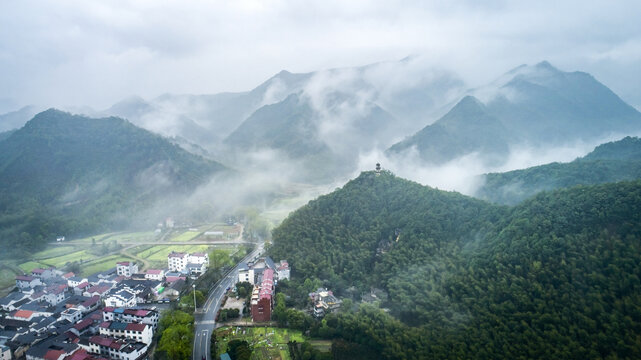 雨后山村风光