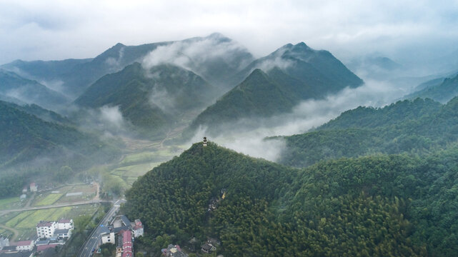 雨后山村风光