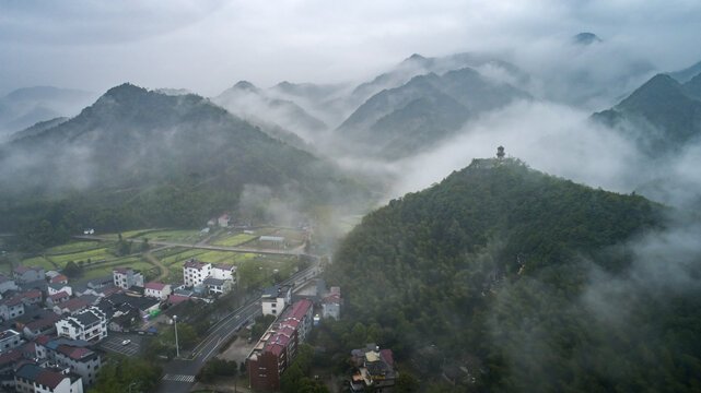 雨后山村风光