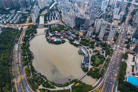 广西南宁民歌湖城市风光