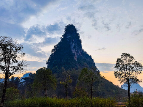 靖西鹅泉日出喀斯特山水风光