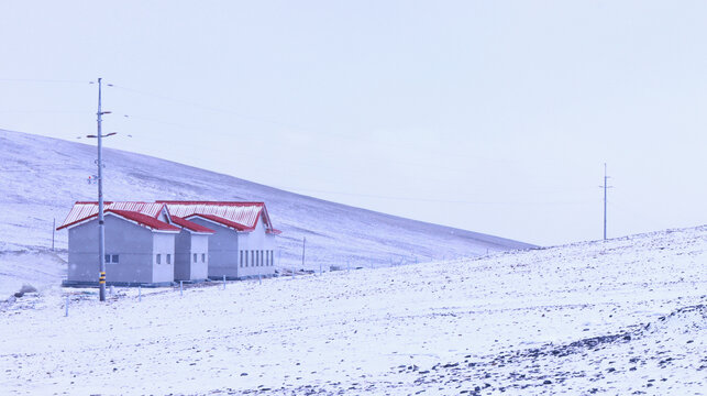 雪中红房