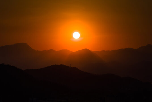 远方的山川日落