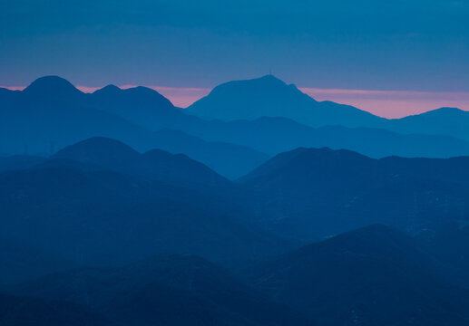 远方的山川日落