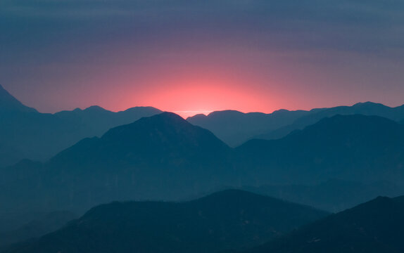 远方的山川日落