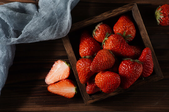 木托盘中的草莓