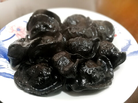 黑色饺子