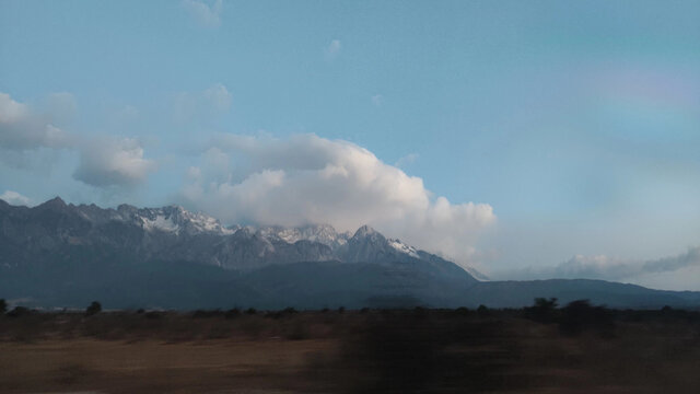 丽江市玉龙雪山东巴谷日出