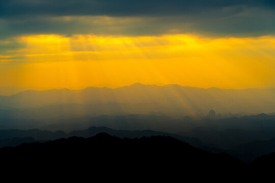 山脉山川日落夕阳丁达尔效应