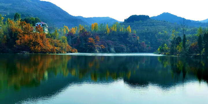 湖光山色倒影