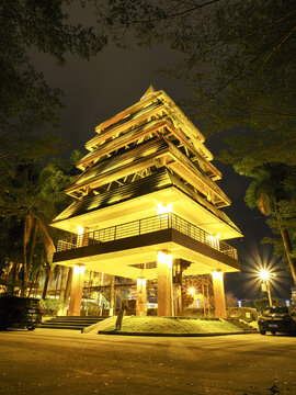 黎族特色建筑夜景