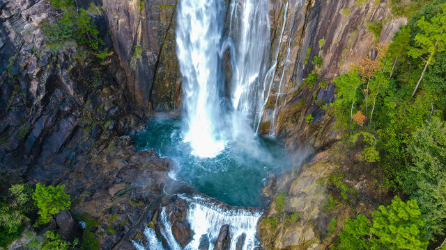 高山瀑布流水航拍