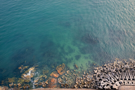 蓝色清新清澈俯视海水青岛海边