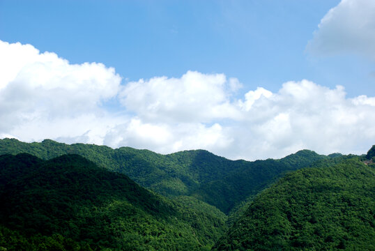 蓝天白云下的青山