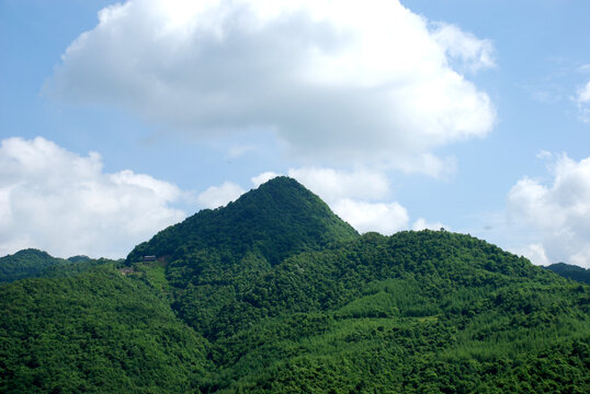 蓝天白云下的青山