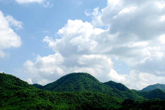 蓝天白云下的青山