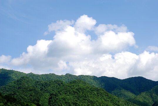 蓝天白云下的青山