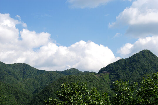 蓝天白云下的青山