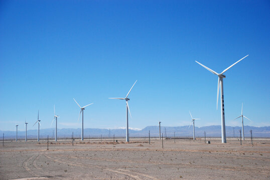 中国西部戈壁滩上的风力发电机