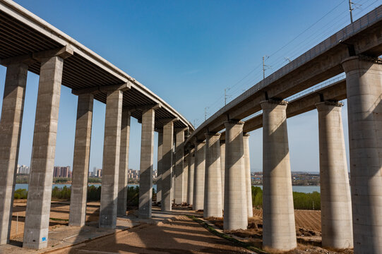 平陆浩吉铁路与运三高速