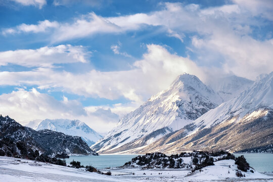 西藏旅游八宿然烏湖雪景