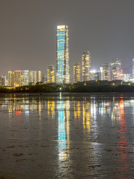 夜晚深圳湾高楼灯光秀