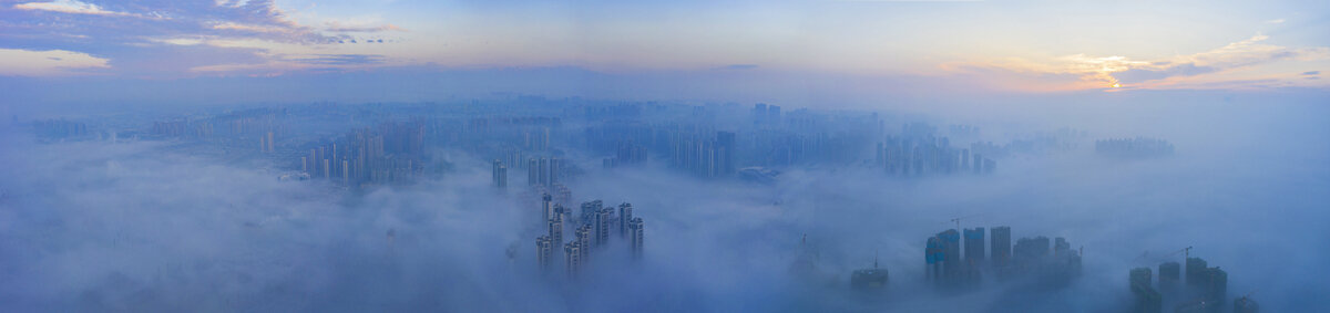 城市雾境航拍图