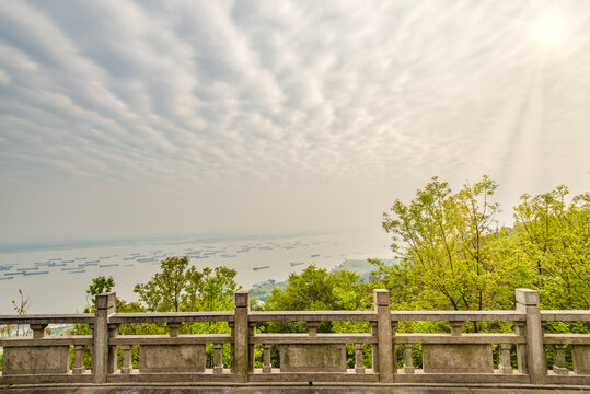 南京栖霞山的始皇临江处风光