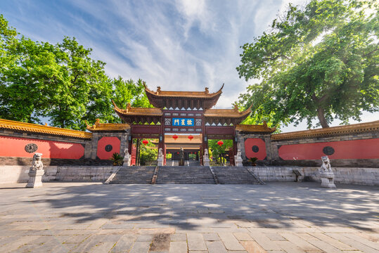 南京朝天宫的棂星门和孔子雕像