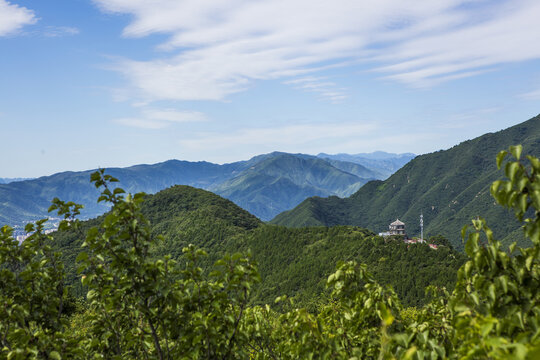 蓝天白云青山绿树城市