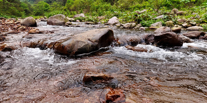 龙源山间溪流