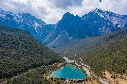 航拍丽江玉龙雪山蓝月谷风景区