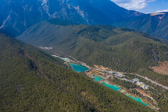 航拍丽江玉龙雪山蓝月谷风景区