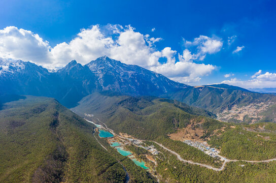 航拍丽江玉龙雪山蓝月谷风景区