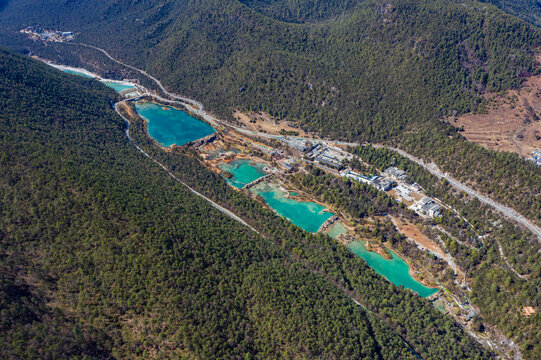 航拍丽江玉龙雪山蓝月谷风景区