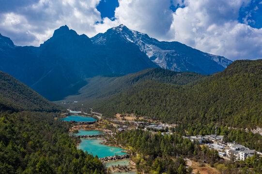 航拍丽江玉龙雪山蓝月谷风景区