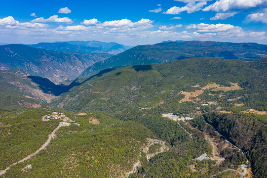 丽江玉龙雪山景区东麓绿色山岭