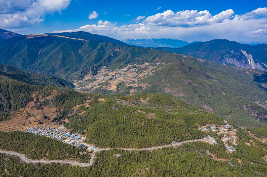 丽江玉龙雪山景区东麓绿色山岭